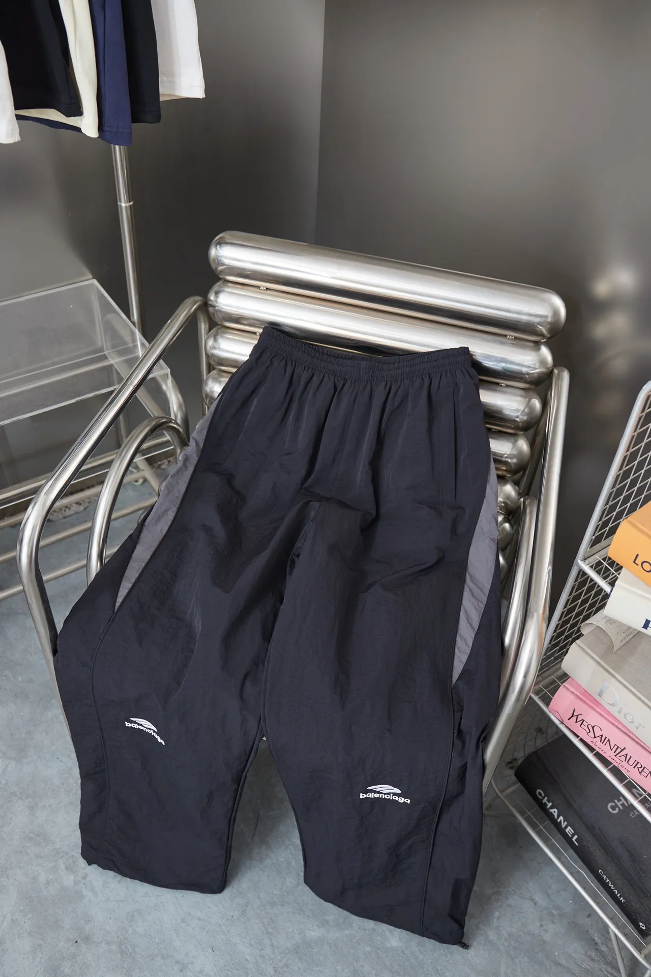Balenciaga 𝘽𝘼𝙇𝙀𝙉𝘾𝙄𝘼𝙂𝘼 BLCG 25FW 3M embroidered ski sports woven trousers Light luxury A must-have item for men and women's daily commuting Correct version Welcome to compare Detailed features · Customized matt Taslan jacket fabric · The fabric has undergone a waterproof coating process · The interior is made of thickened warm polar fleece · Customized molded hardware zippers · Tajima high-speed embroidery machine with thousands of three-dimensional needles · Extremely complex and heavy-duty splicing and inserting technology · Double side pockets · Rear zipper patch pockets · Spring buckle elastic closure design on trouser legs · Original main mark washed tag brand packaging Color: Black/White Size: 46/48/50/52